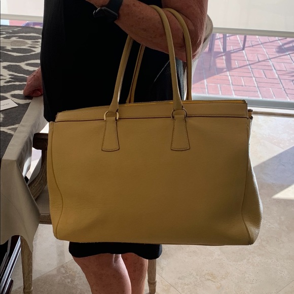 Salvatore Ferragamo yellow speedy bag. - Picture 4 of 6